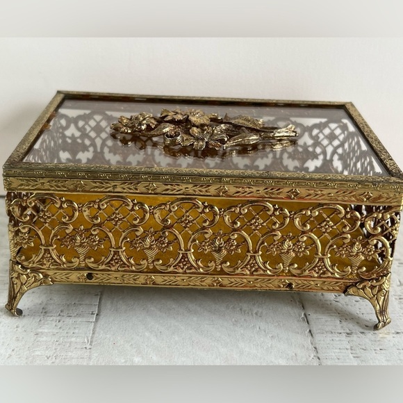 Vintage Antique Daisy Gold Jewelry Box With Glass top. - Picture 8 of 15